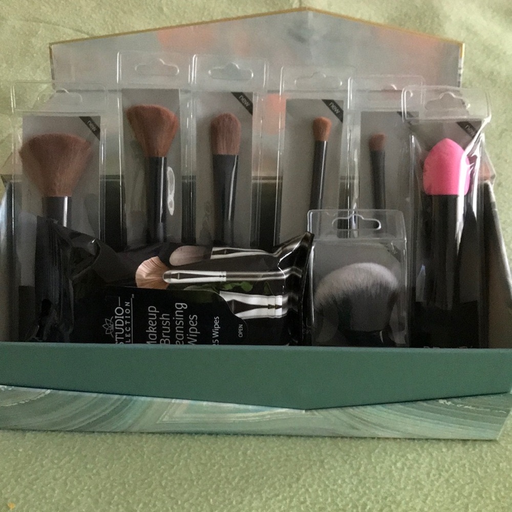 Studio Selection Makeup Brushes & Cleaning Wipes